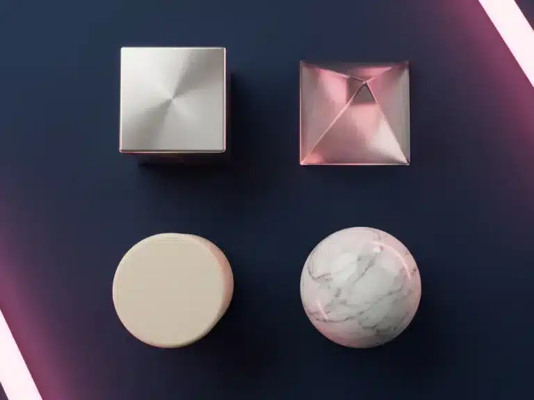Vier geometrische Formen aus verschiedenen Materialien - Metallwürfel, Glaspyramide, Keramikzylinder und Marmorkugel - auf dunkelblauer Oberfläche