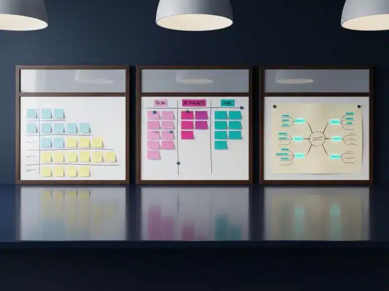 Drei Projektboards auf dunklem Schreibtisch zeigen Waterfall-Methode mit Haftnotizen und Kanban-System mit bunten Aufgabenkarten