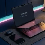 Moderner Laptop mit Zeiterfassungs-Interface auf minimalistischem Schreibtisch, umgeben von kabellosen Kopfhörern und Smartphone im Home-Office