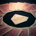 Einzelne Spielkarte mit Fibonacci-Zahl, umgeben von fächerförmig angeordneten verdeckten Karten mit rosa-magentafarbenen Rückseiten auf dunkelblauem Untergrund.