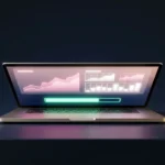 Laptop auf dunkelblauem Schreibtisch zeigt ein leuchtendes Dashboard mit steigenden rosa Datenkurven und türkisem Akzentbalken.