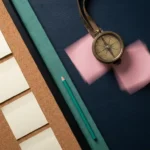 Kompass und Sprint-Planning-Board auf dunkelblauem Schreibtisch mit rosafarbenem Schatten und türkisfarbener Akzentlinie.