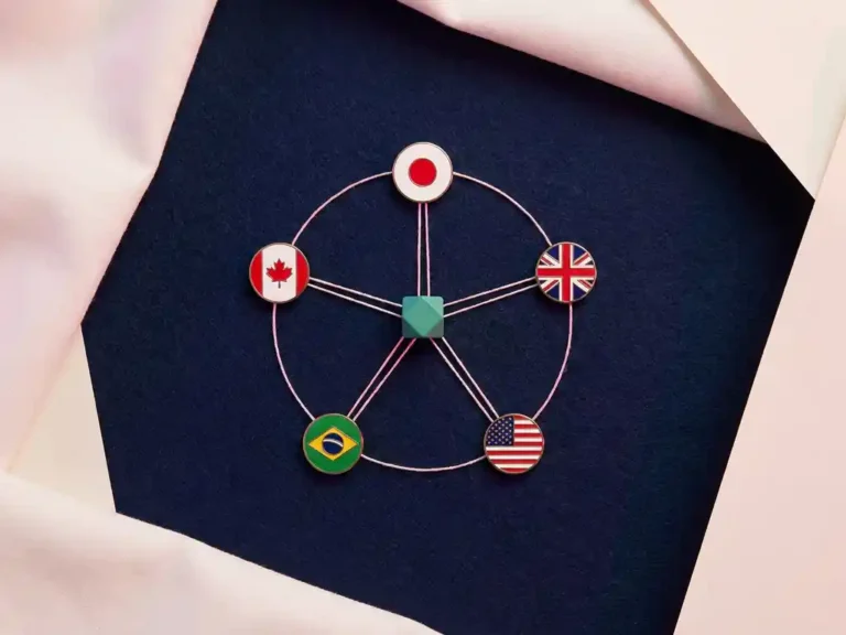 Fünf Nationalflaggen-Pins im Kreis auf dunkelblauem Untergrund, durch rosafarbene Fäden mit einem türkisen Knotenpunkt verbunden.